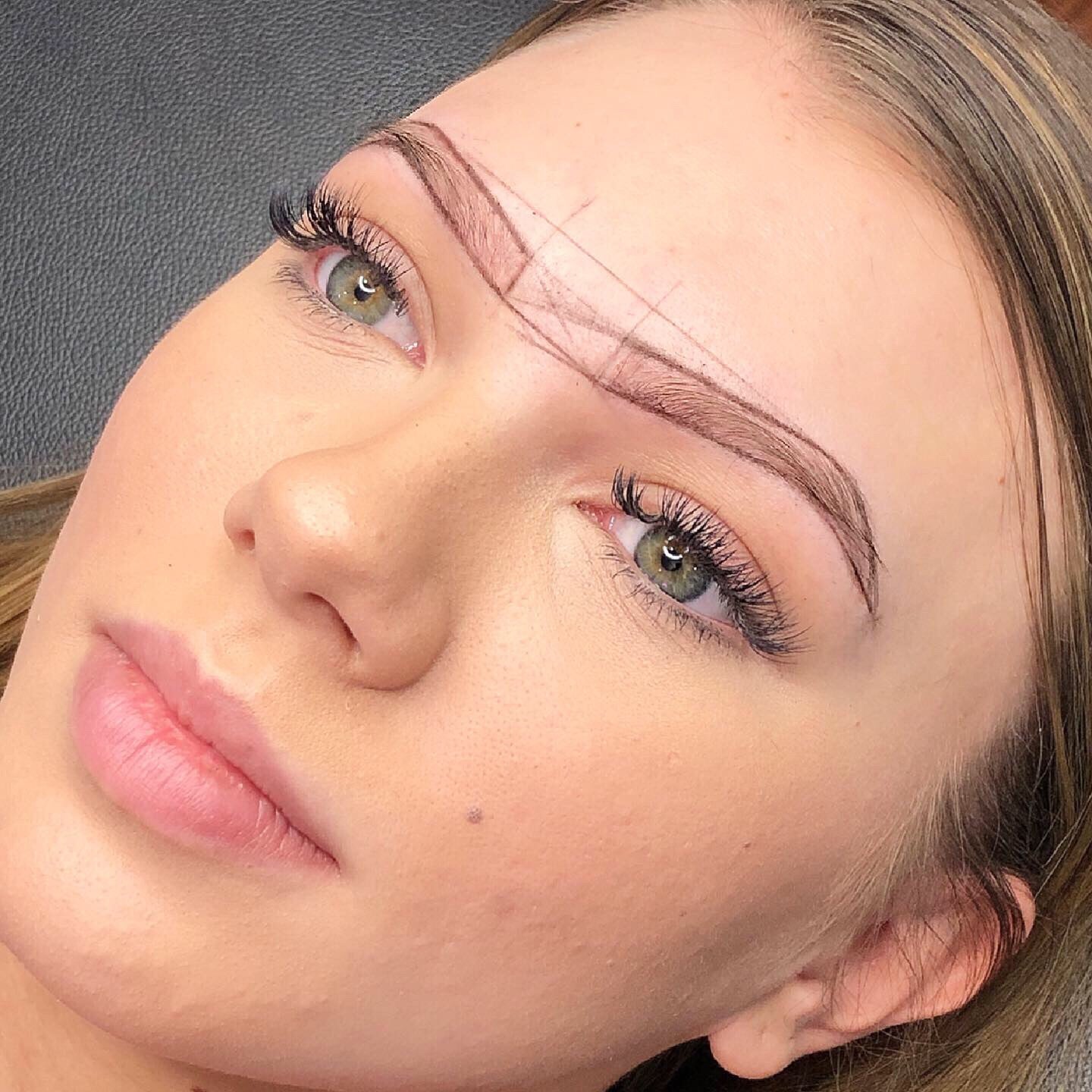 Eyebrow mapping with string to design the perfect brow shape